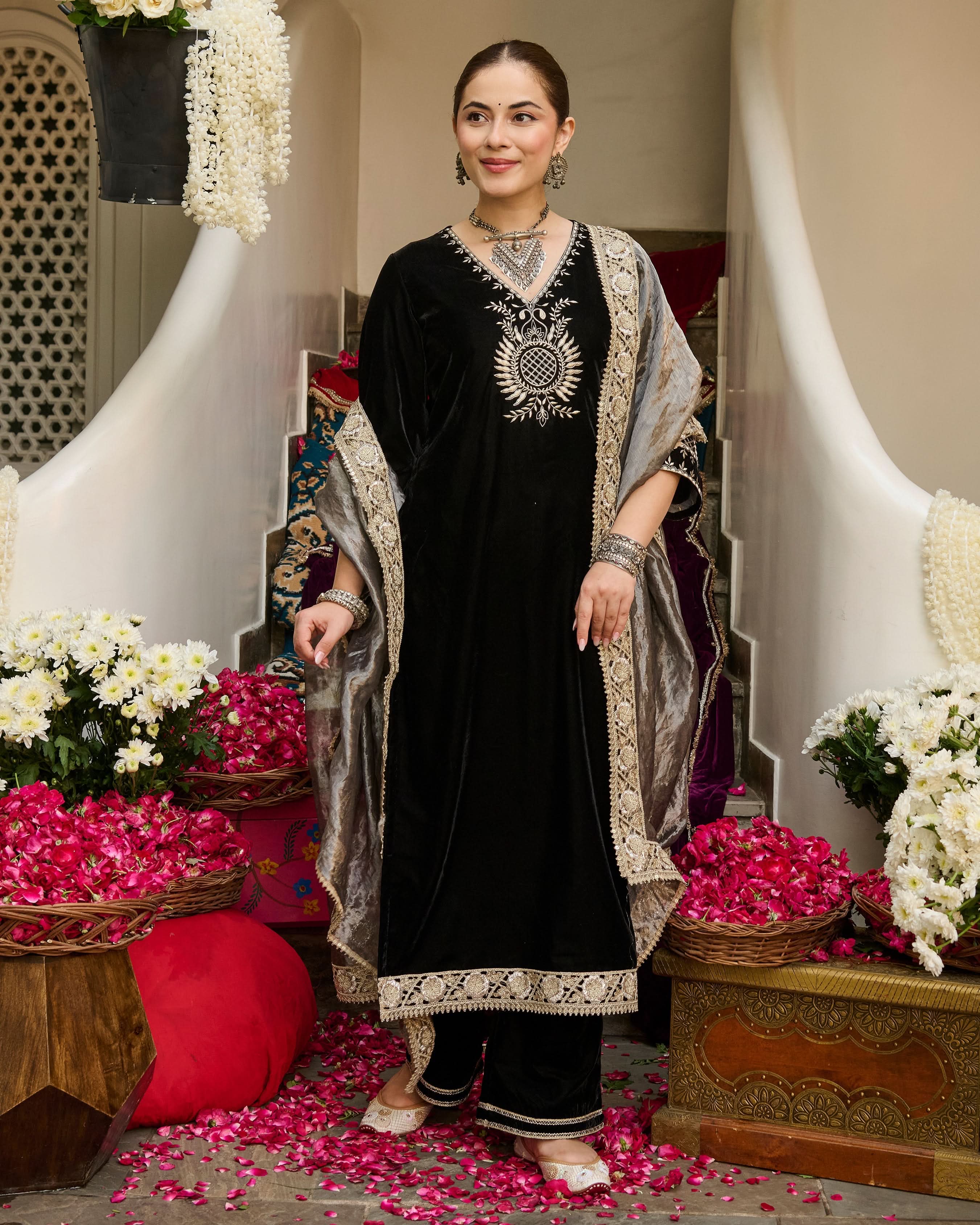 Ehan Black Embroidered Velvet Suit Set - Image 2