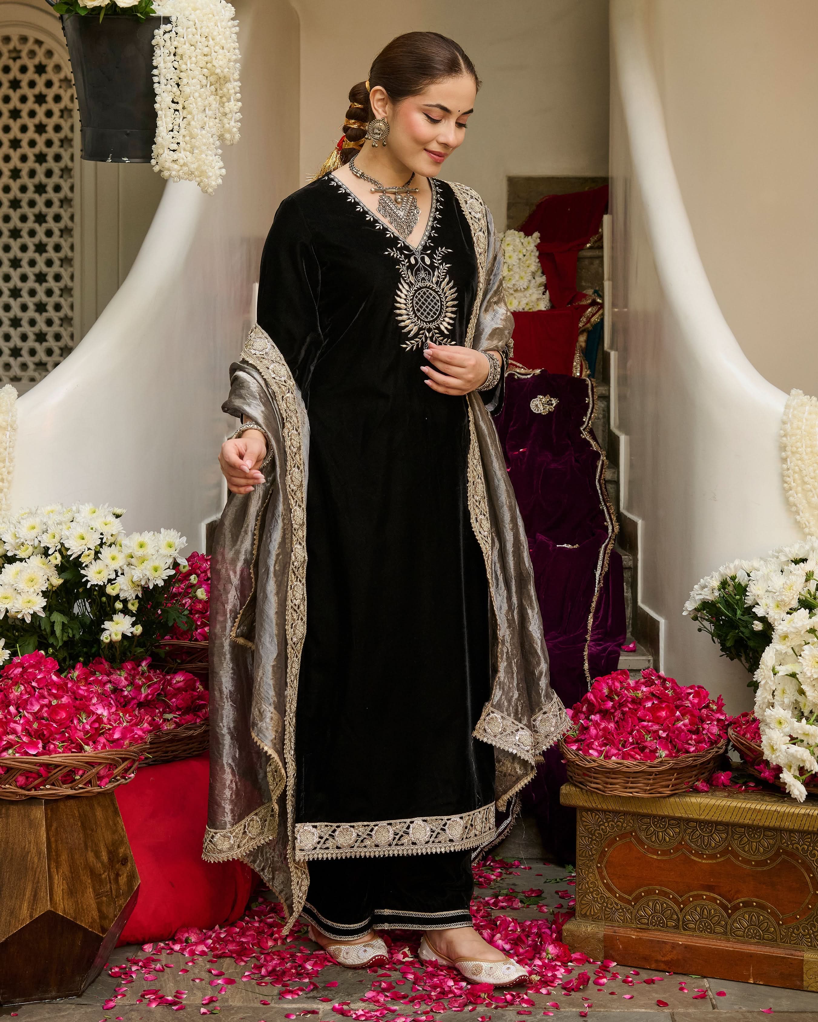 Ehan Black Embroidered Velvet Suit Set - Image 4