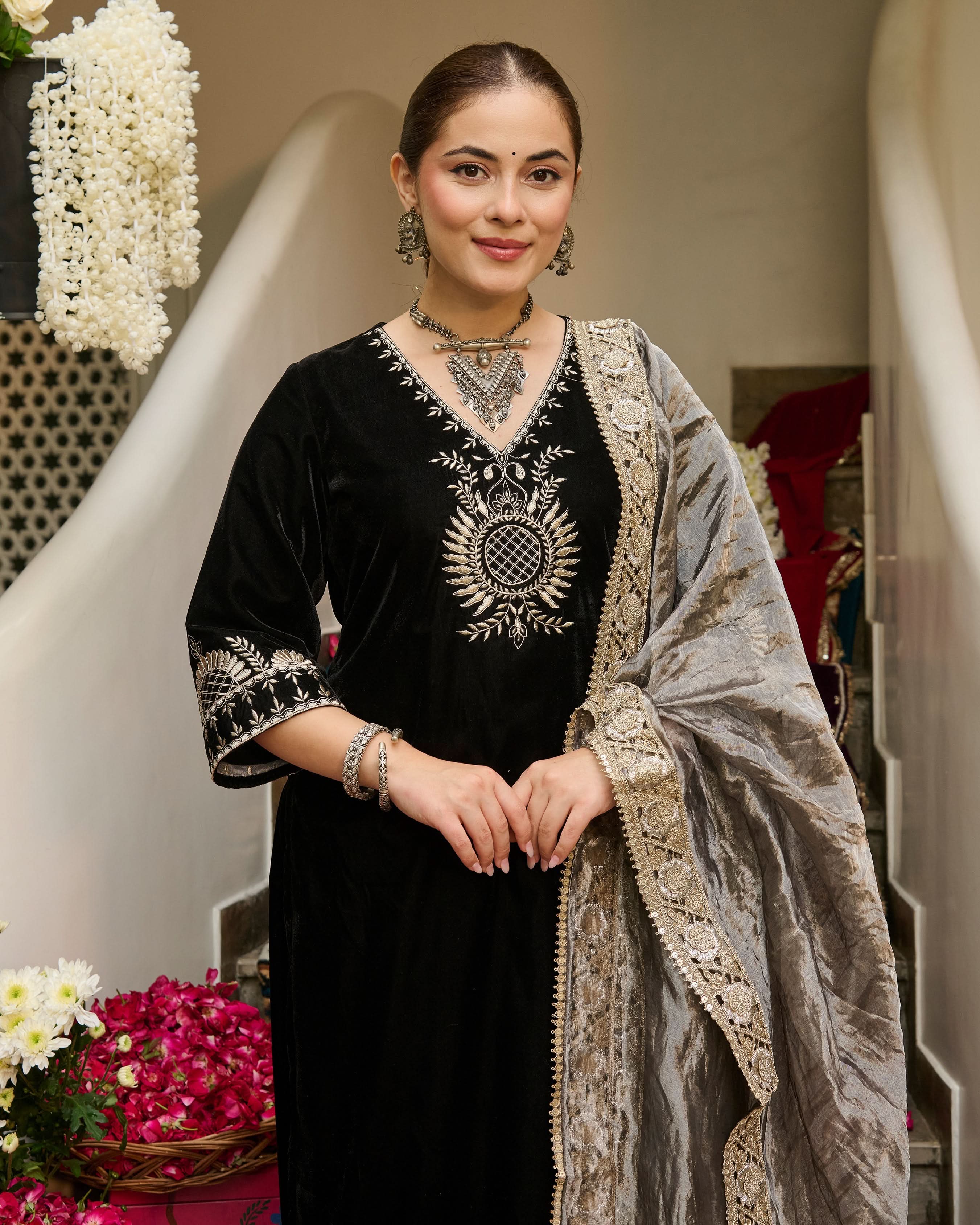 Ehan Black Embroidered Velvet Suit Set - Image 5