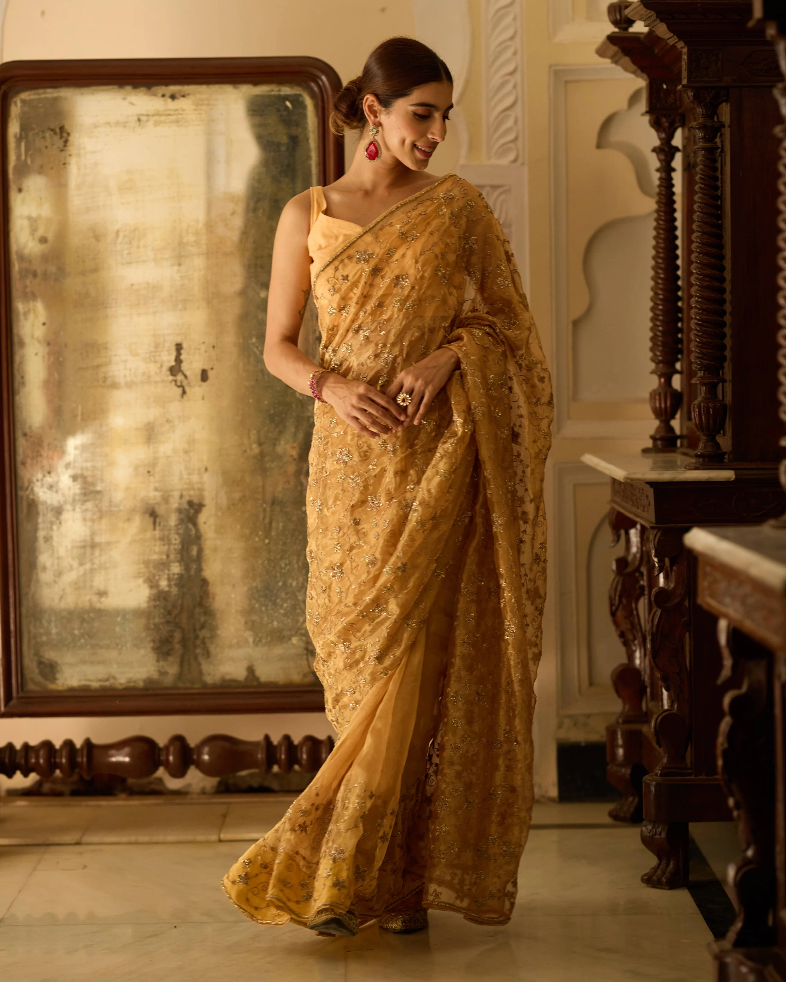 Gayatri Golden Handcrafted Pure Tissue Saree - Image 3