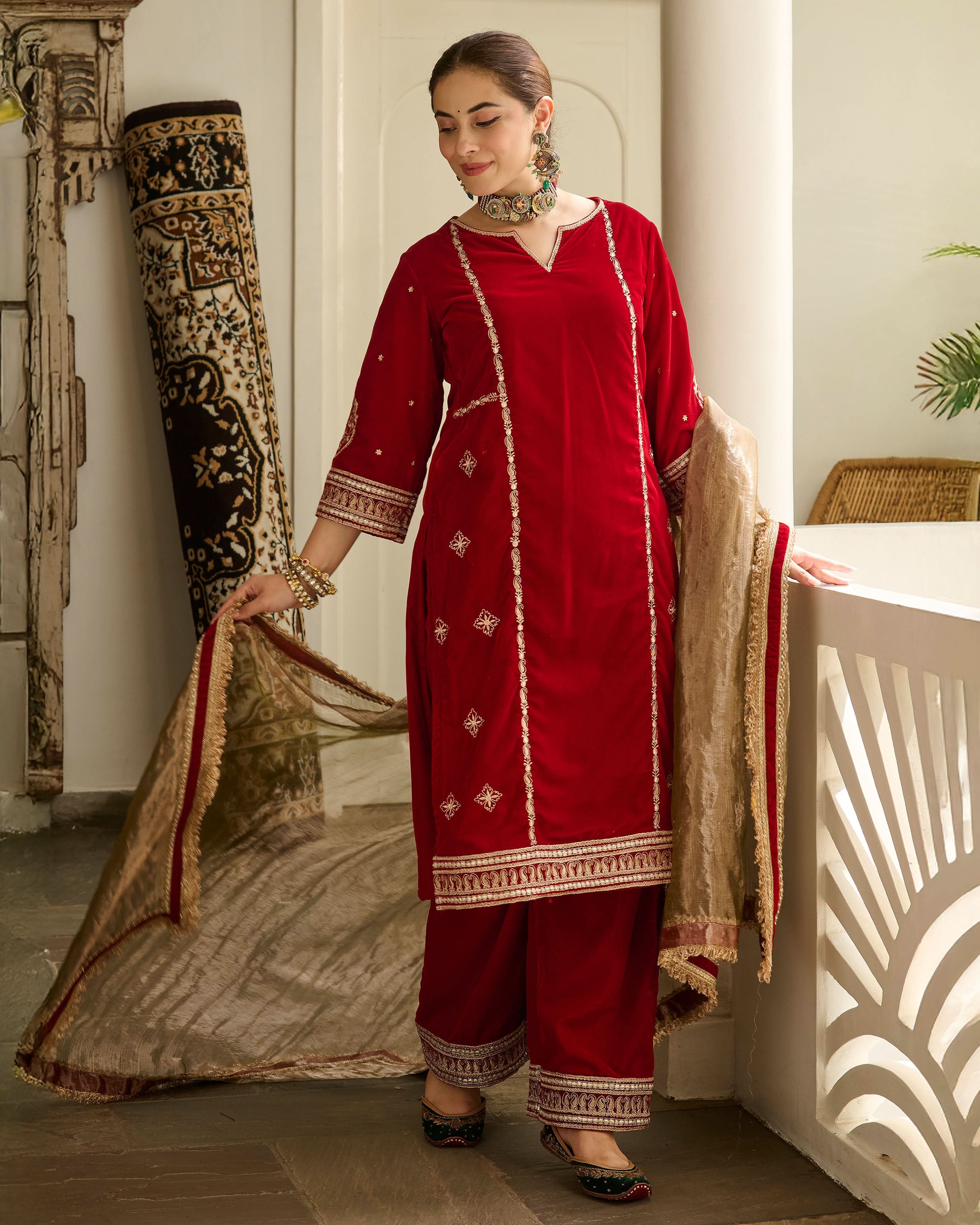 Saya Red Embroidered Velvet Suit Set - Image 4