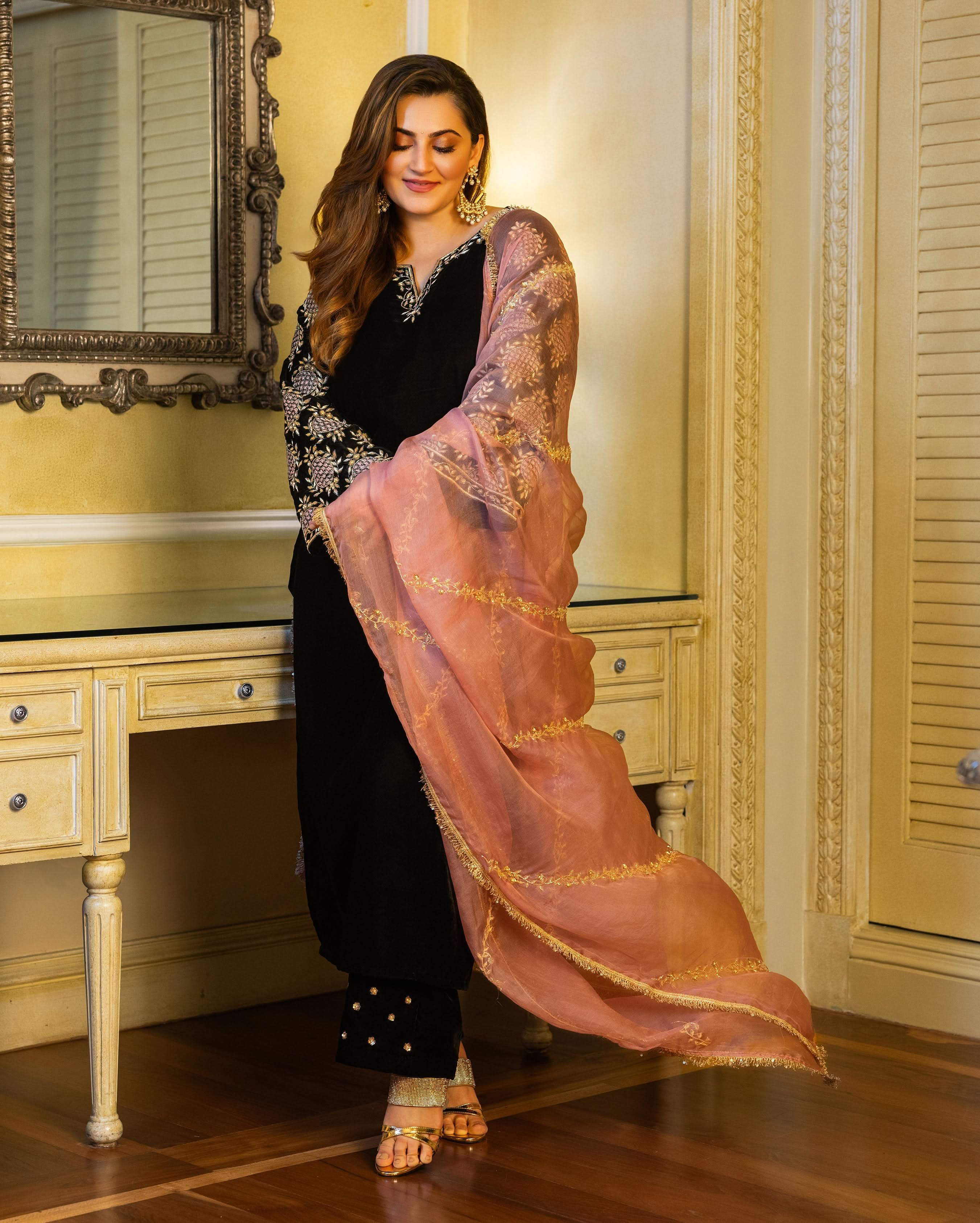 Siyahi Black Embroidered Velvet Suit Set - Image 4
